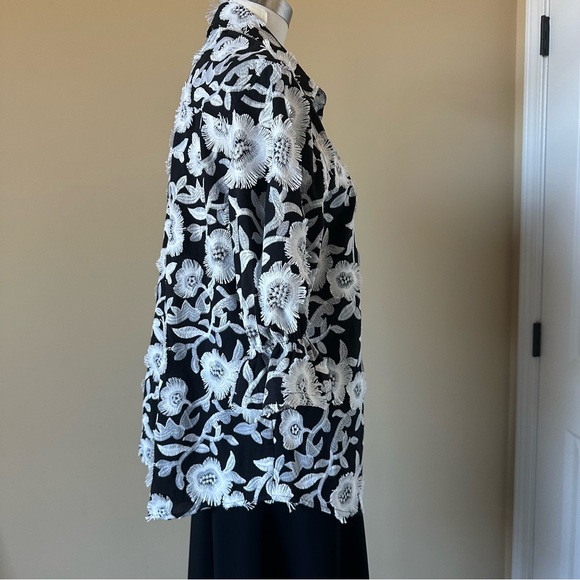 Chico’s Black & White 3D Embroidered Floral Shirt Chico's Size 1, Size 8 - Picture 4 of 7